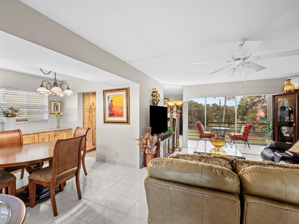 For Sale: $179,999 (2 beds, 2 baths, 1090 Square Feet)