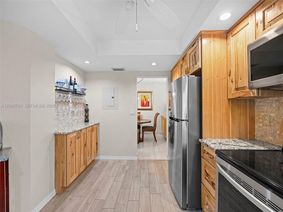For Sale: $179,999 (2 beds, 2 baths, 1090 Square Feet)