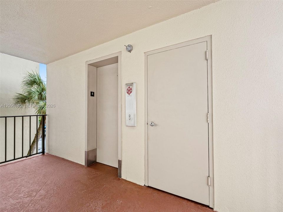 For Sale: $179,999 (2 beds, 2 baths, 1090 Square Feet)
