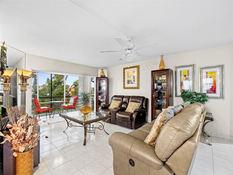 For Sale: $179,999 (2 beds, 2 baths, 1090 Square Feet)