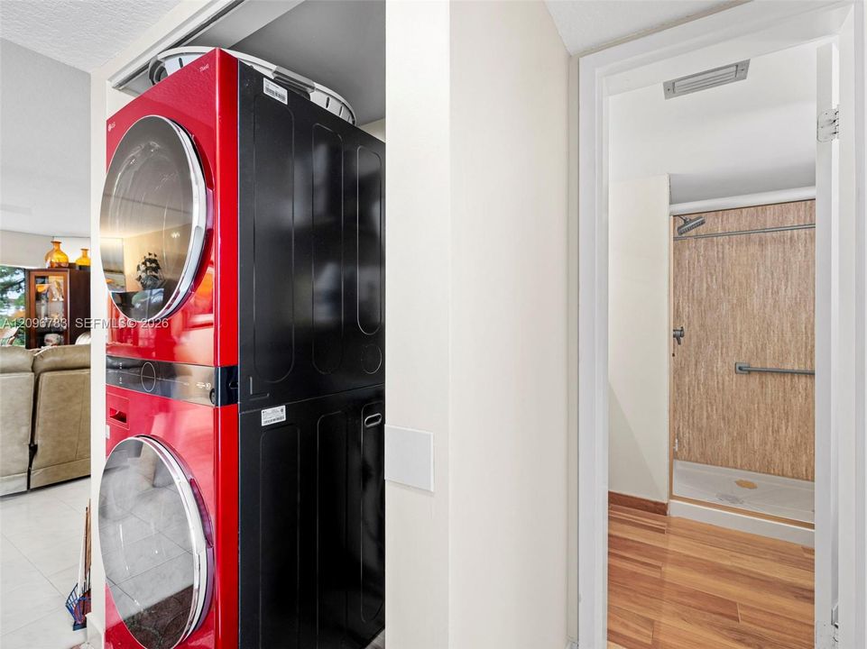 For Sale: $179,999 (2 beds, 2 baths, 1090 Square Feet)