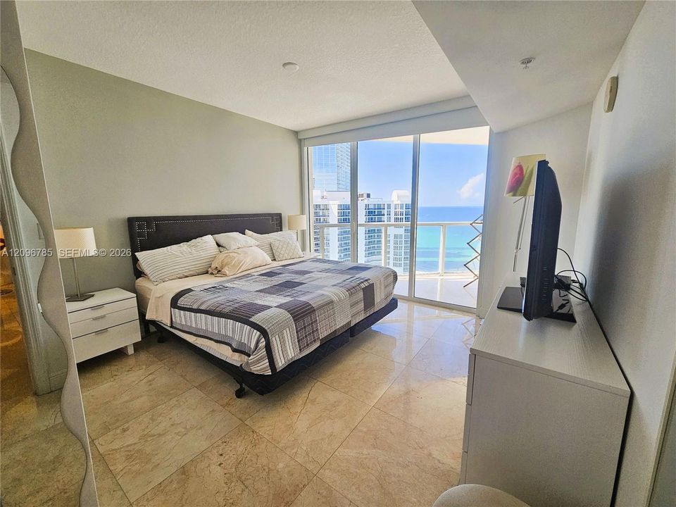 For Rent: $4,200 (1 beds, 1 baths, 1000 Square Feet)
