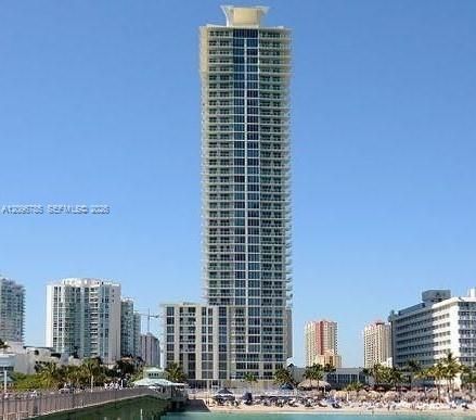 For Rent: $4,200 (1 beds, 1 baths, 1000 Square Feet)