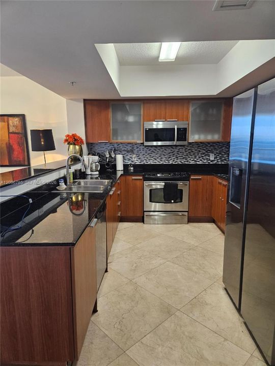 For Rent: $4,200 (1 beds, 1 baths, 1000 Square Feet)