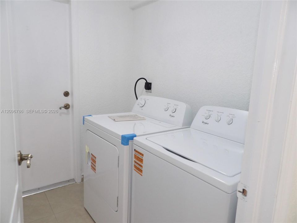 Под контрактом: $3,950 (3 спален, 2 ванн, 2511 Квадратных фут)