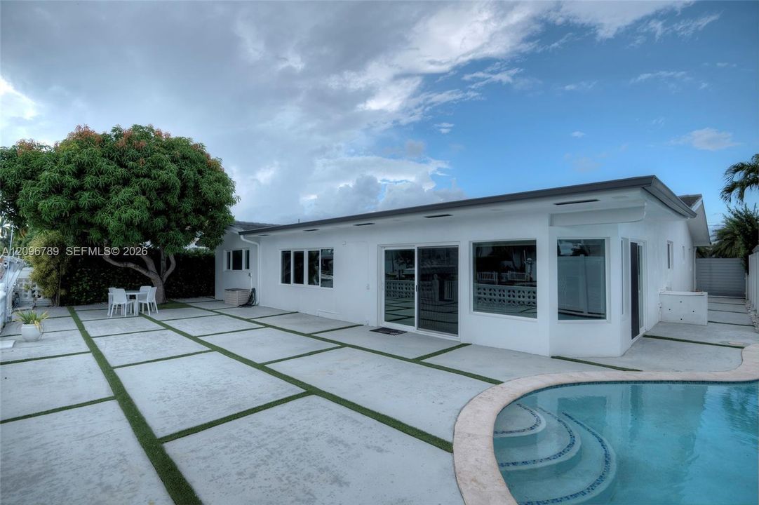 For Rent: $15,500 (4 beds, 3 baths, 3027 Square Feet)