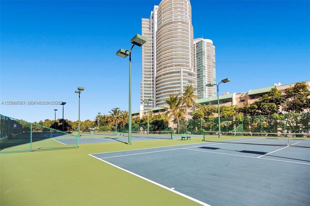 For Sale: $695,000 (2 beds, 2 baths, 1100 Square Feet)