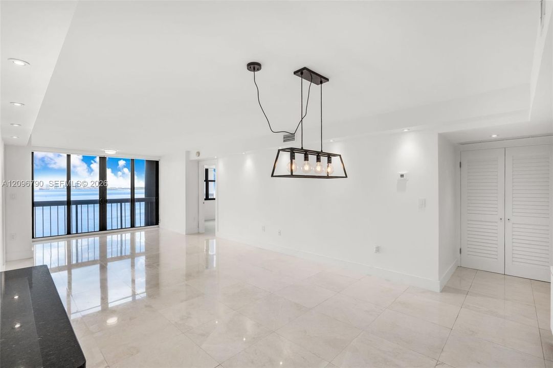 For Sale: $695,000 (2 beds, 2 baths, 1100 Square Feet)