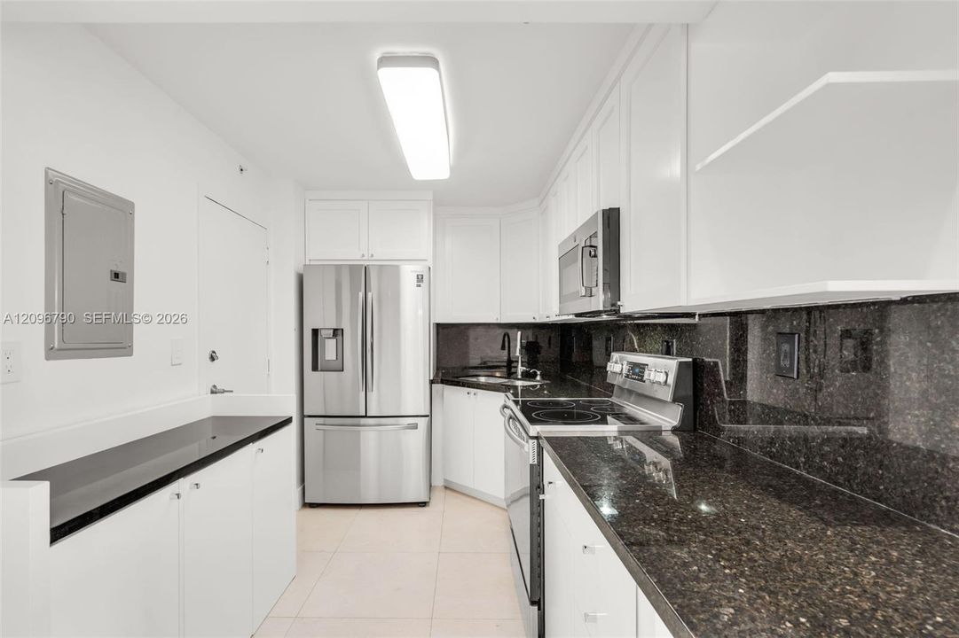 For Sale: $695,000 (2 beds, 2 baths, 1100 Square Feet)