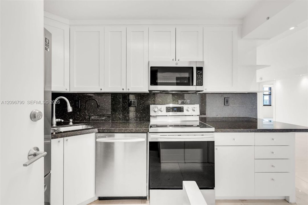 For Sale: $695,000 (2 beds, 2 baths, 1100 Square Feet)