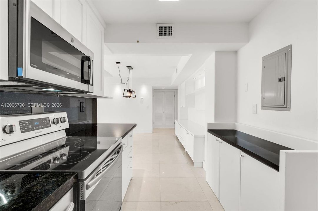 For Sale: $695,000 (2 beds, 2 baths, 1100 Square Feet)