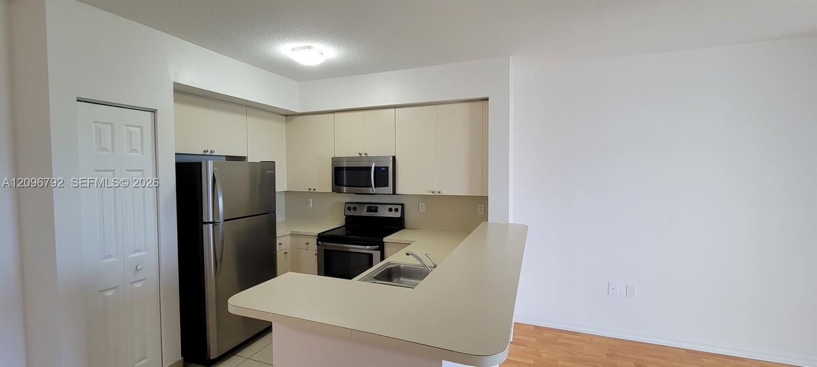 For Sale: $200,000 (2 beds, 2 baths, 809 Square Feet)