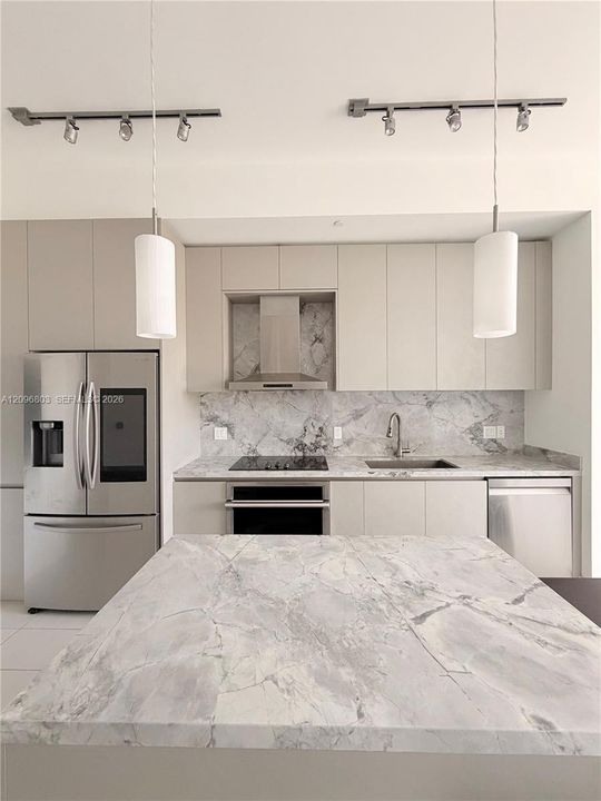 For Rent: $4,000 (1 beds, 1 baths, 738 Square Feet)