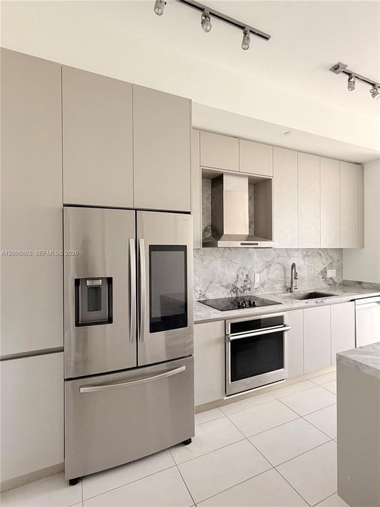 For Rent: $4,000 (1 beds, 1 baths, 738 Square Feet)