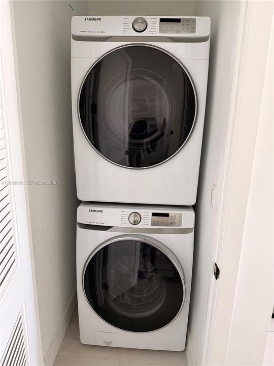 For Rent: $4,000 (1 beds, 1 baths, 738 Square Feet)