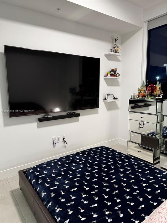 For Rent: $4,000 (1 beds, 1 baths, 738 Square Feet)