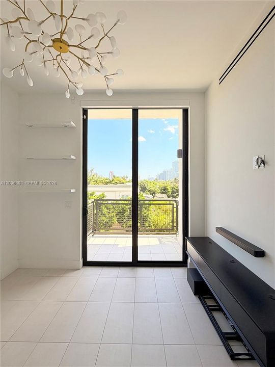 For Rent: $4,000 (1 beds, 1 baths, 738 Square Feet)