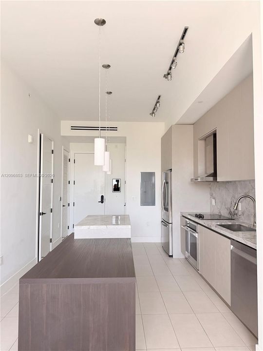For Rent: $4,000 (1 beds, 1 baths, 738 Square Feet)