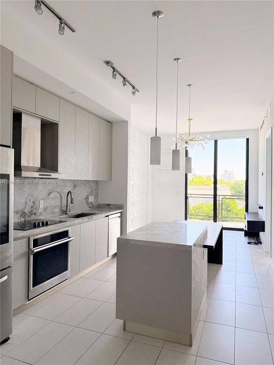For Rent: $4,000 (1 beds, 1 baths, 738 Square Feet)