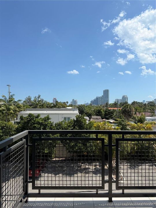 For Rent: $4,000 (1 beds, 1 baths, 738 Square Feet)