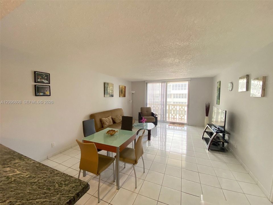 For Rent: $1,875 (1 beds, 1 baths, 780 Square Feet)