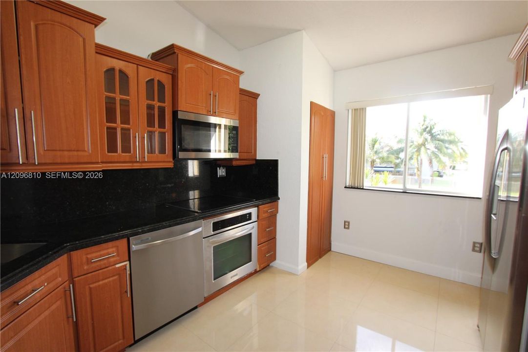 В аренду: $2,400 (2 спален, 2 ванн, 904 Квадратных фут)