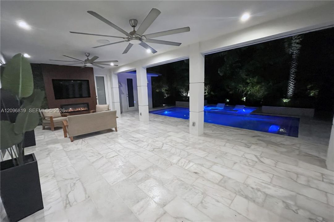 En Venta: $2,400,000 (3 camas, 3 baños, 2051 Pies cuadrados)