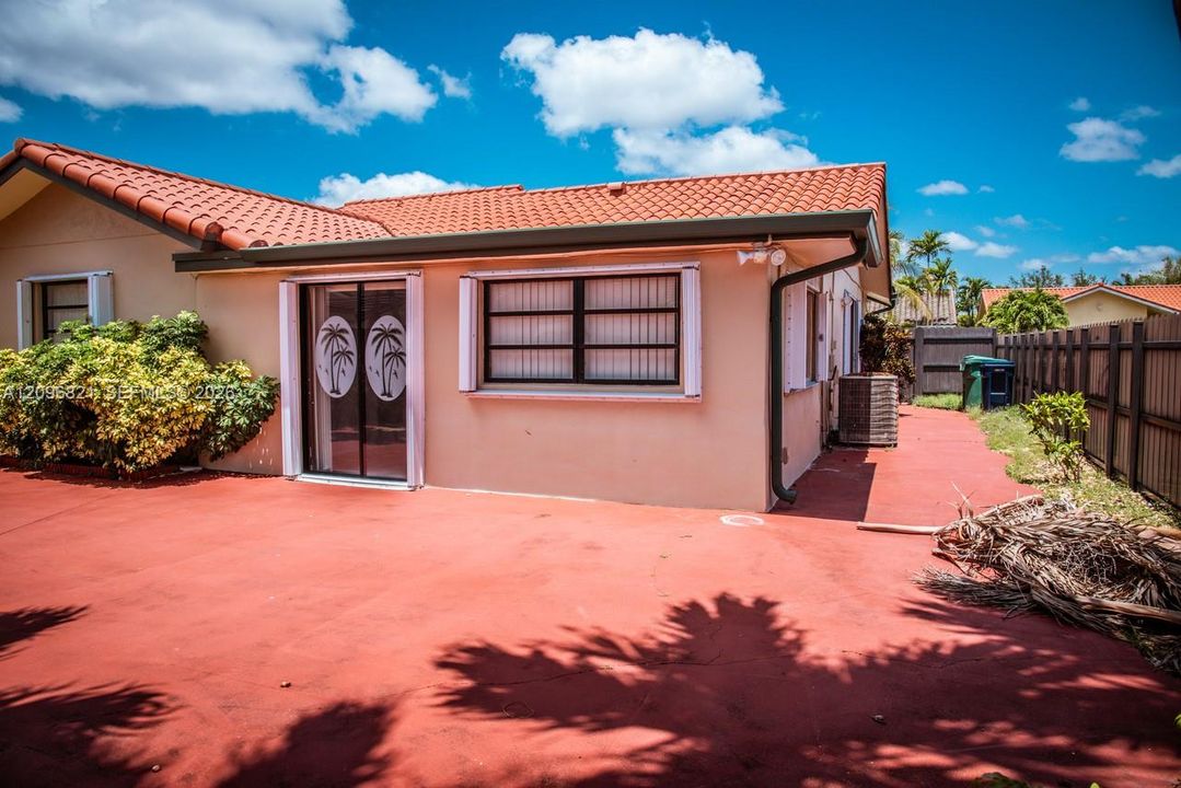 En Renta: $3,350 (3 camas, 2 baños, 1260 Pies cuadrados)