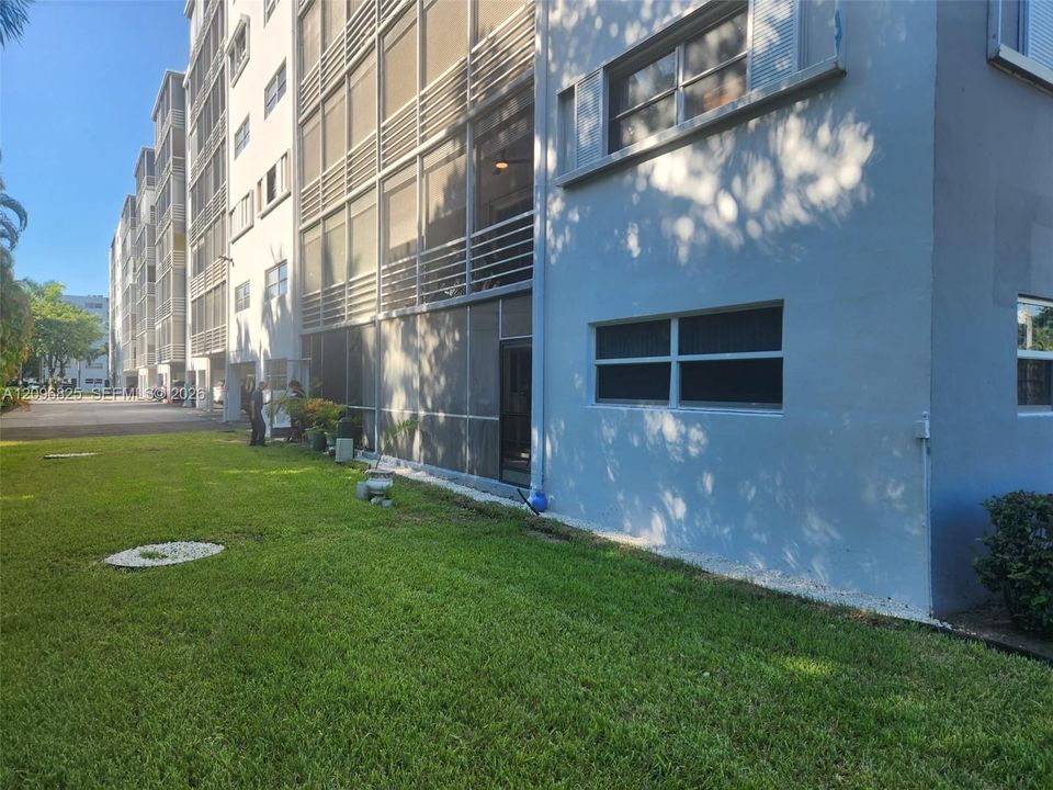 For Sale: $295,000 (2 beds, 2 baths, 1027 Square Feet)