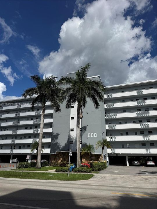 For Sale: $295,000 (2 beds, 2 baths, 1027 Square Feet)
