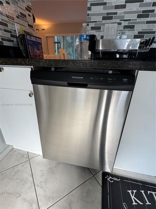For Sale: $295,000 (2 beds, 2 baths, 1027 Square Feet)
