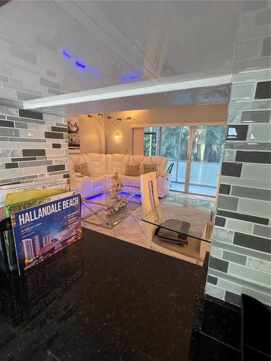 For Sale: $295,000 (2 beds, 2 baths, 1027 Square Feet)