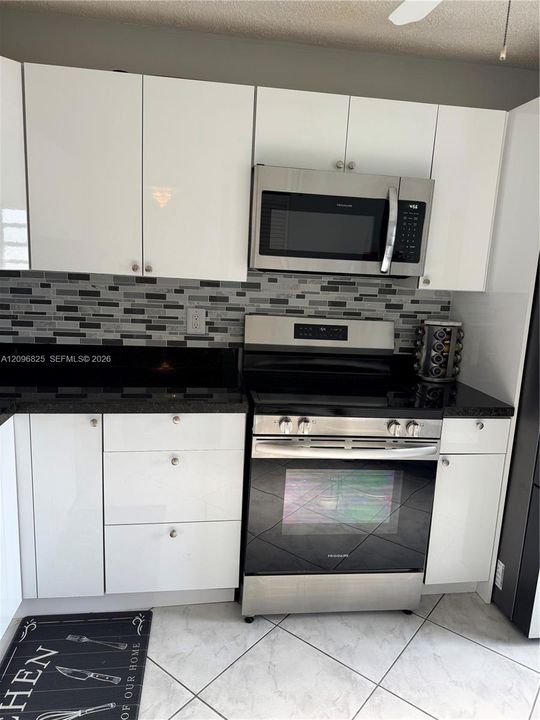 For Sale: $295,000 (2 beds, 2 baths, 1027 Square Feet)