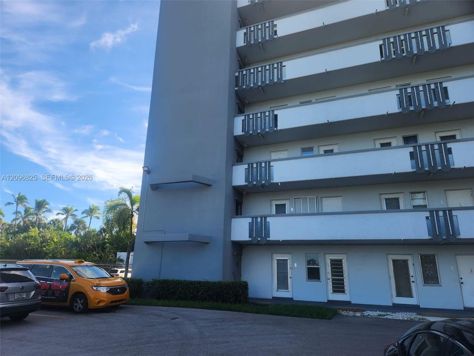 For Sale: $295,000 (2 beds, 2 baths, 1027 Square Feet)
