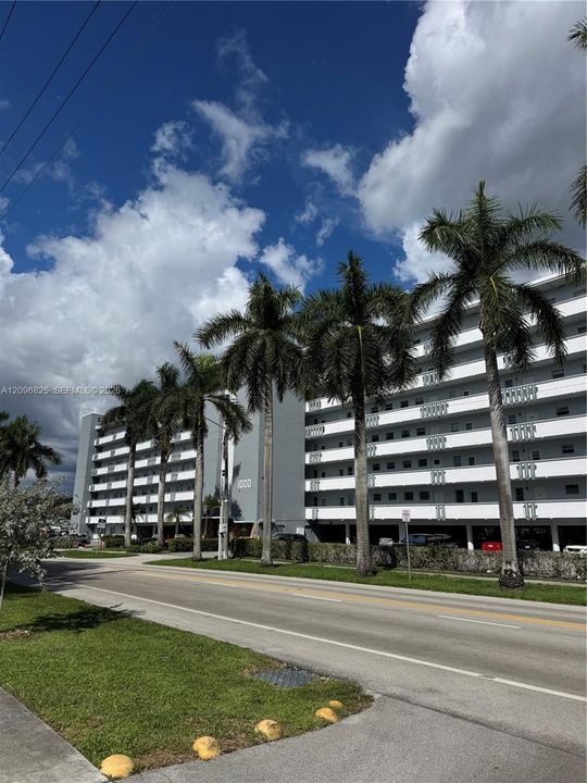For Sale: $295,000 (2 beds, 2 baths, 1027 Square Feet)