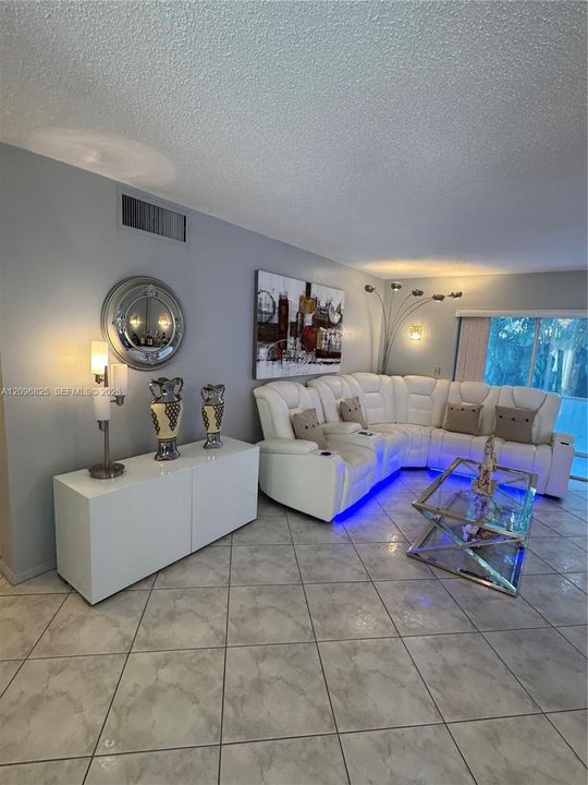 For Sale: $295,000 (2 beds, 2 baths, 1027 Square Feet)