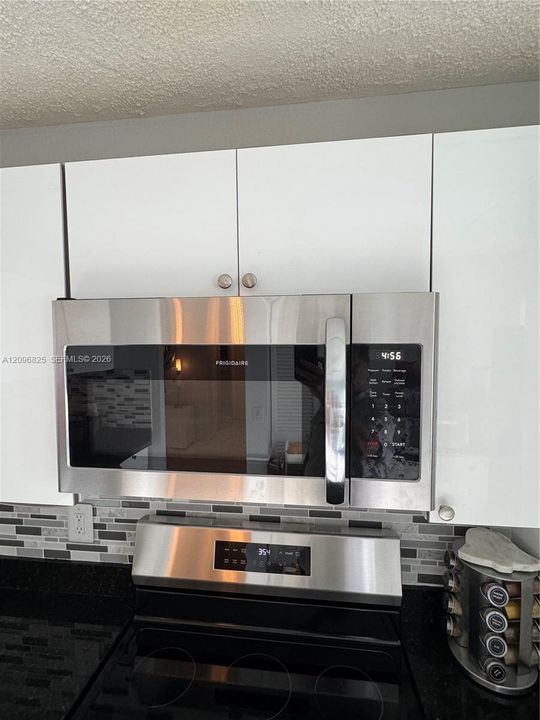 For Sale: $295,000 (2 beds, 2 baths, 1027 Square Feet)