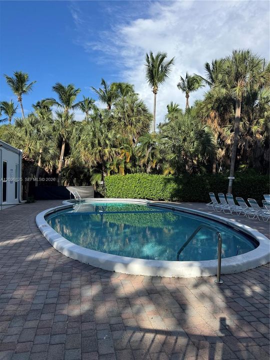 For Sale: $295,000 (2 beds, 2 baths, 1027 Square Feet)