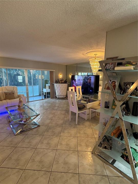 For Sale: $295,000 (2 beds, 2 baths, 1027 Square Feet)