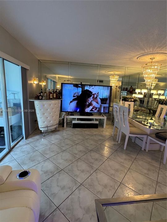 For Sale: $295,000 (2 beds, 2 baths, 1027 Square Feet)
