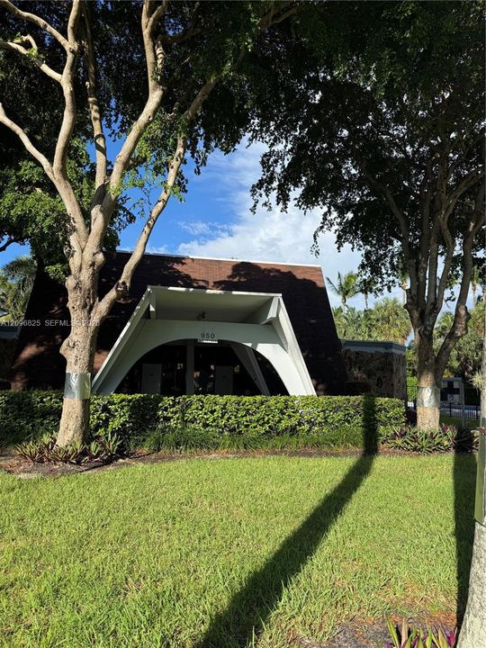 For Sale: $295,000 (2 beds, 2 baths, 1027 Square Feet)