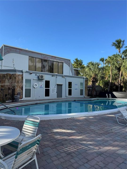 For Sale: $295,000 (2 beds, 2 baths, 1027 Square Feet)