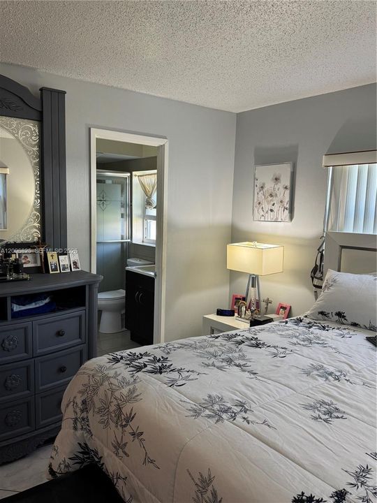 For Sale: $295,000 (2 beds, 2 baths, 1027 Square Feet)
