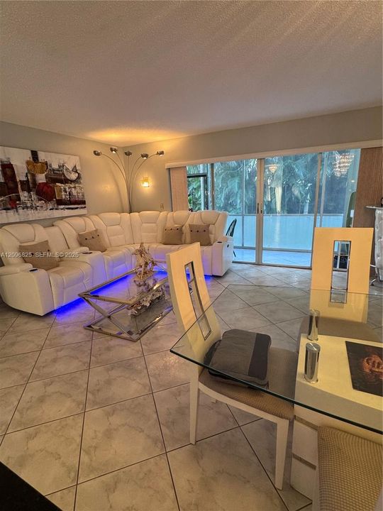 For Sale: $295,000 (2 beds, 2 baths, 1027 Square Feet)