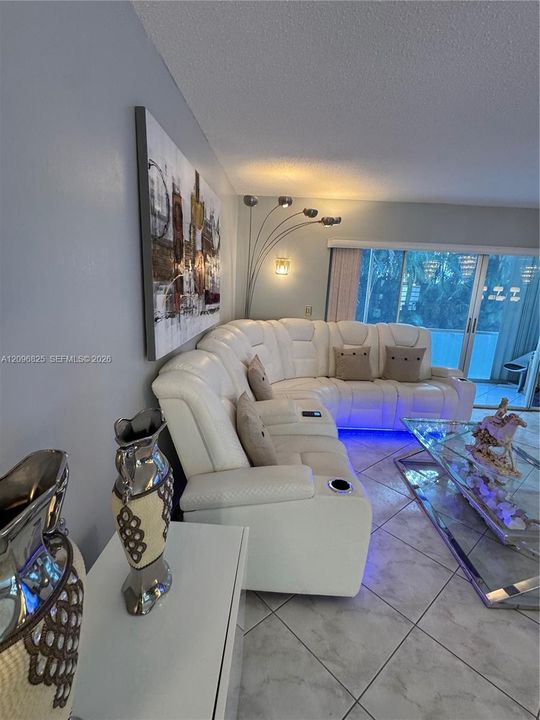 For Sale: $295,000 (2 beds, 2 baths, 1027 Square Feet)