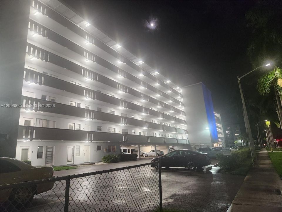 For Sale: $295,000 (2 beds, 2 baths, 1027 Square Feet)