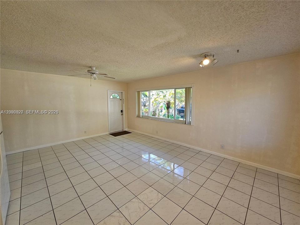For Rent: $1,850 (1 beds, 1 baths, 750 Square Feet)