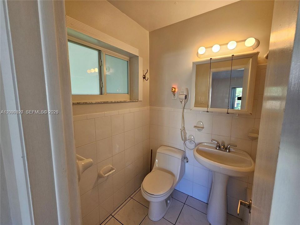 For Rent: $1,850 (1 beds, 1 baths, 750 Square Feet)