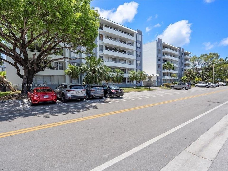For Sale: $330,000 (1 beds, 1 baths, 883 Square Feet)