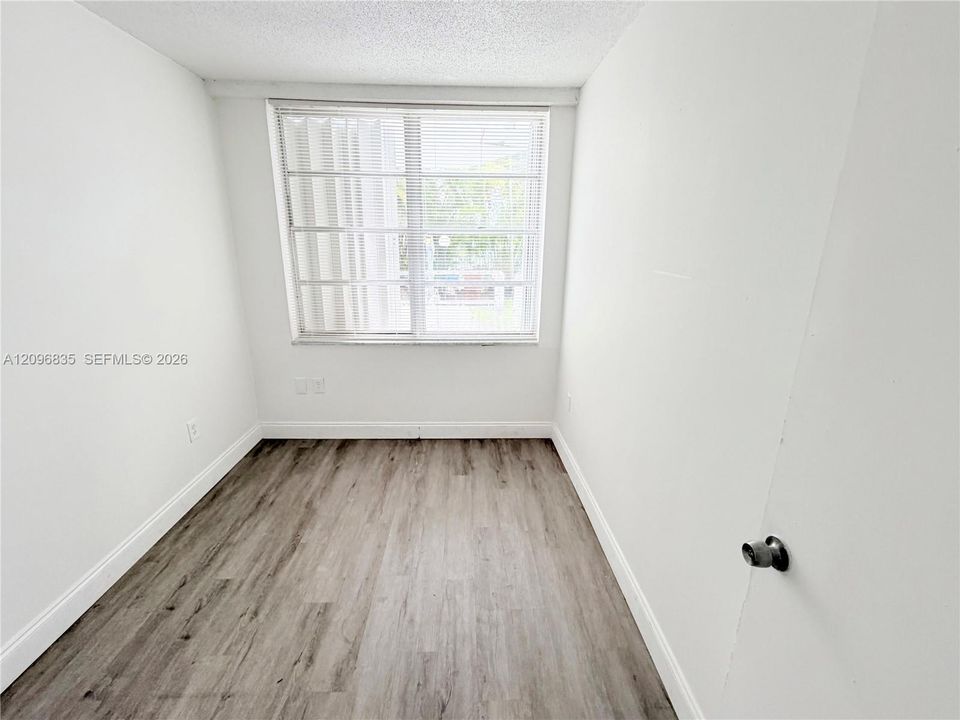 For Sale: $330,000 (1 beds, 1 baths, 883 Square Feet)